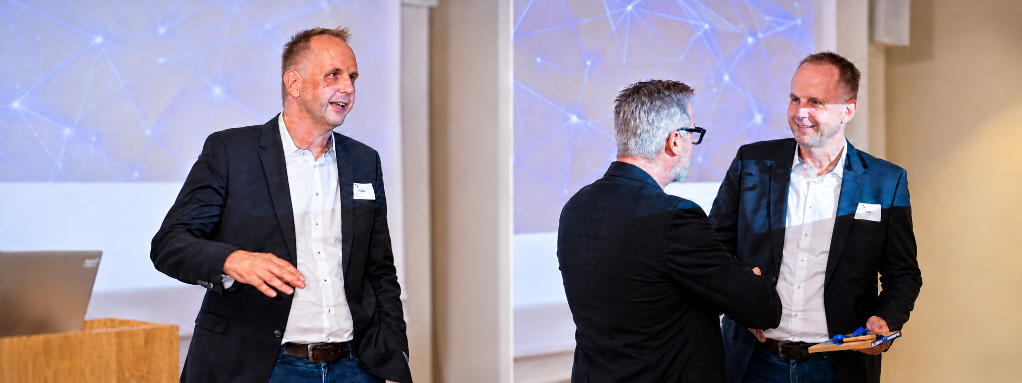 Claas Hansen bei einer Veranstaltung des Marketing-Club Rhein-Mosel e. V. im Handschlag mit einem Speaker
