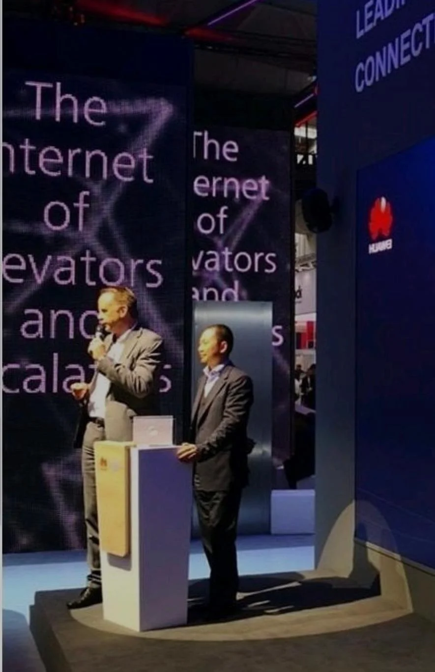 Claas Hansen moderiert ein Gewinnspiel auf dem Huawei-Stand auf der Hannover Messe, neben ihm der globale Marketingleiter von Huawei