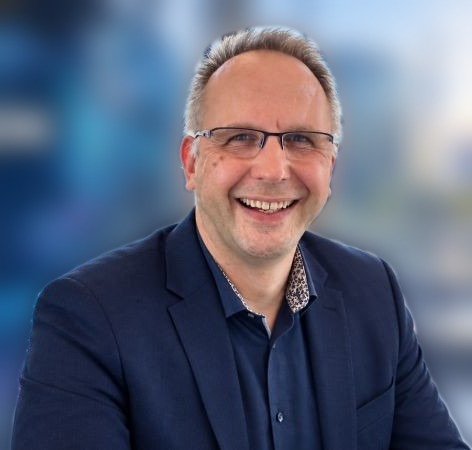 Claas Hansen, Inhaber von lightparc, lächelnd im dunklen Sakko
